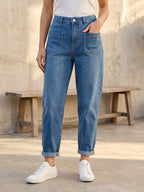 Jean Mom Fit à poches plaquées porté, vue de face - Voggo