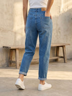 Jean Mom Fit à poches plaquées porté, vue de dos - Voggo