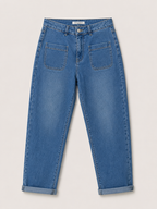 Jean Mom Fit à poches plaquées seul sur fond neutre, vue de face - Voggo