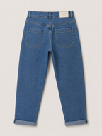 Jean Mom Fit à poches plaquées seul sur fond neutre, vue de dos - Voggo