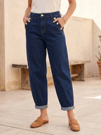 Jean Mom Fit bleu brut à boutons dorés porté, vue de face - Voggo