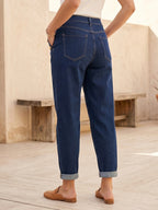 Jean Mom Fit bleu brut à boutons dorés porté, vue de dos - Voggo