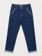 Jean Mom Fit bleu brut à boutons dorés seul sur fond neutre, vue de face - Voggo