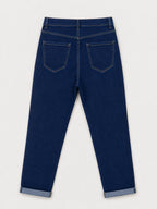 Jean Mom Fit bleu brut à boutons dorés seul sur fond neutre, vue de dos - Voggo