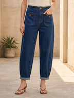 Jean Mom Fit à poches plaquées élégantes porté, vue de face - Voggo