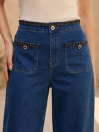 Jean Mom Fit à poches plaquées élégantes porté, vue zoomée - Voggo