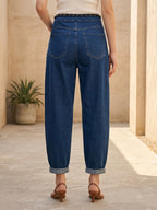 Jean Mom Fit à poches plaquées élégantes porté, vue de dos - Voggo