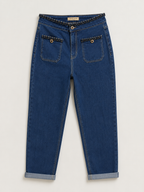Jean Mom Fit à poches plaquées élégantes seul sur fond neutre, vue de face - Voggo