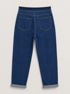 Jean Mom Fit à poches plaquées élégantes seul sur fond neutre, vue de dos - Voggo
