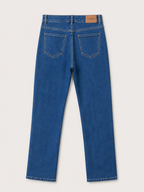 Jean coupe droite bleu denim à 5 boutons seul sur fond neutre, vue de dos - Voggo