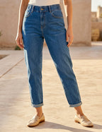 Jean Mom Fit à ceinture élastiquée porté, vue de face - Voggo