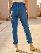 Jean Mom Fit à ceinture élastiquée porté, vue de dos - Voggo