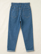 Jean Mom Fit à ceinture élastiquée seul sur fond neutre, vue de dos - Voggo