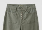 Jean Wide Leg kaki à 5 boutons et poches plaquées seul sur fond neutre, vue de face - Voggo
