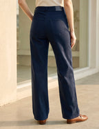 Jean Wide Leg marine à 5 boutons et poches plaquées porté, vue zoomée - Voggo