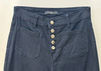Jean Wide Leg marine à 5 boutons et poches plaquées seul sur fond neutre, vue de face - Voggo