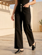 Jean Wide Leg noir à 5 boutons et poches plaquées porté, vue de face - Voggo