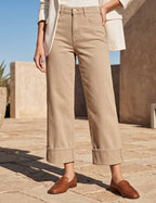Jean Wide Leg 7/8 beige à grand revers, style moderne porté, vue de face - Voggo