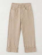 Jean Wide Leg 7/8 beige à grand revers, style moderne seul sur fond neutre, vue de face - Voggo