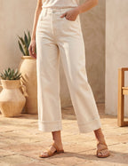 Jean Wide Leg 7/8 blanc à grand revers, style moderne porté, vue de face - Voggo