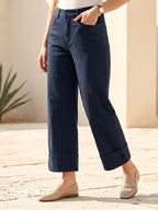 Jean Wide Leg 7/8 marine à grand revers, style moderne porté, vue de face - Voggo