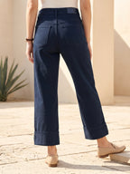 Jean Wide Leg 7/8 marine à grand revers, style moderne porté, vue de dos - Voggo