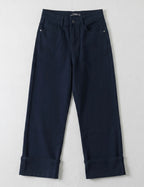 Jean Wide Leg 7/8 marine à grand revers, style moderne seul sur fond neutre, vue de face - Voggo