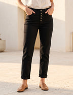 Jean 7/8ème slim noir à 5 boutons porté, vue de face - Voggo