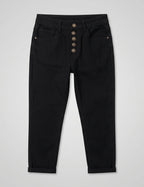 Jean 7/8ème slim noir à 5 boutons seul sur fond neutre, vue de face - Voggo
