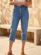 Pantacourt en jean bleu denim à 5 boutons porté, vue de face - Voggo