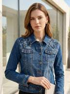 Veste en jean à motif étoile porté, vue de face - Voggo