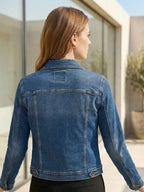 Veste en jean à motif étoile porté, vue de dos - Voggo