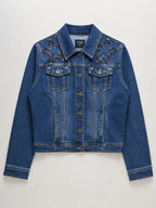 Veste en jean à motif étoile seul sur fond neutre, vue de face - Voggo