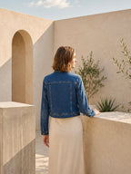Veste en jean courte bleu foncé porté, vue de dos - Voggo