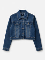 Veste en jean courte bleu foncé seul sur fond neutre, vue de face - Voggo