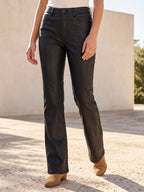 Jean Bootcut en simili cuir noir porté, vue de face - Voggo