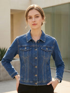 Veste en jean coupe authentique stone porté, vue de face - Voggo