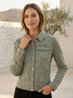 Veste en jean kaki porté, vue de face - Voggo