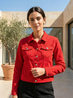 Veste en jean rouge porté, vue de face - Voggo