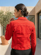 Veste en jean rouge porté, vue de dos - Voggo