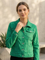 Veste en jean vert porté, vue de face - Voggo