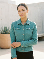 Veste en jean bleu cyan porté, vue de face - Voggo