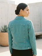 Veste en jean bleu cyan porté, vue de dos - Voggo