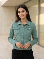 Veste en jean céladon porté, vue de face - Voggo