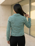 Veste en jean céladon porté, vue de dos - Voggo