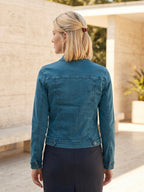 Veste en jean bleu canard porté, vue de dos - Voggo