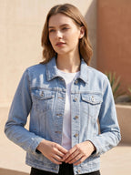 Veste en jean coupe authentique porté, vue de face - Voggo