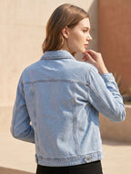 Veste en jean coupe authentique porté, vue de dos - Voggo