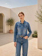 Veste en jean courte coupe moderne porté, vue de face - Voggo