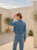 Veste en jean courte coupe moderne porté, vue de dos - Voggo